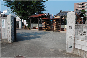 墓地入口